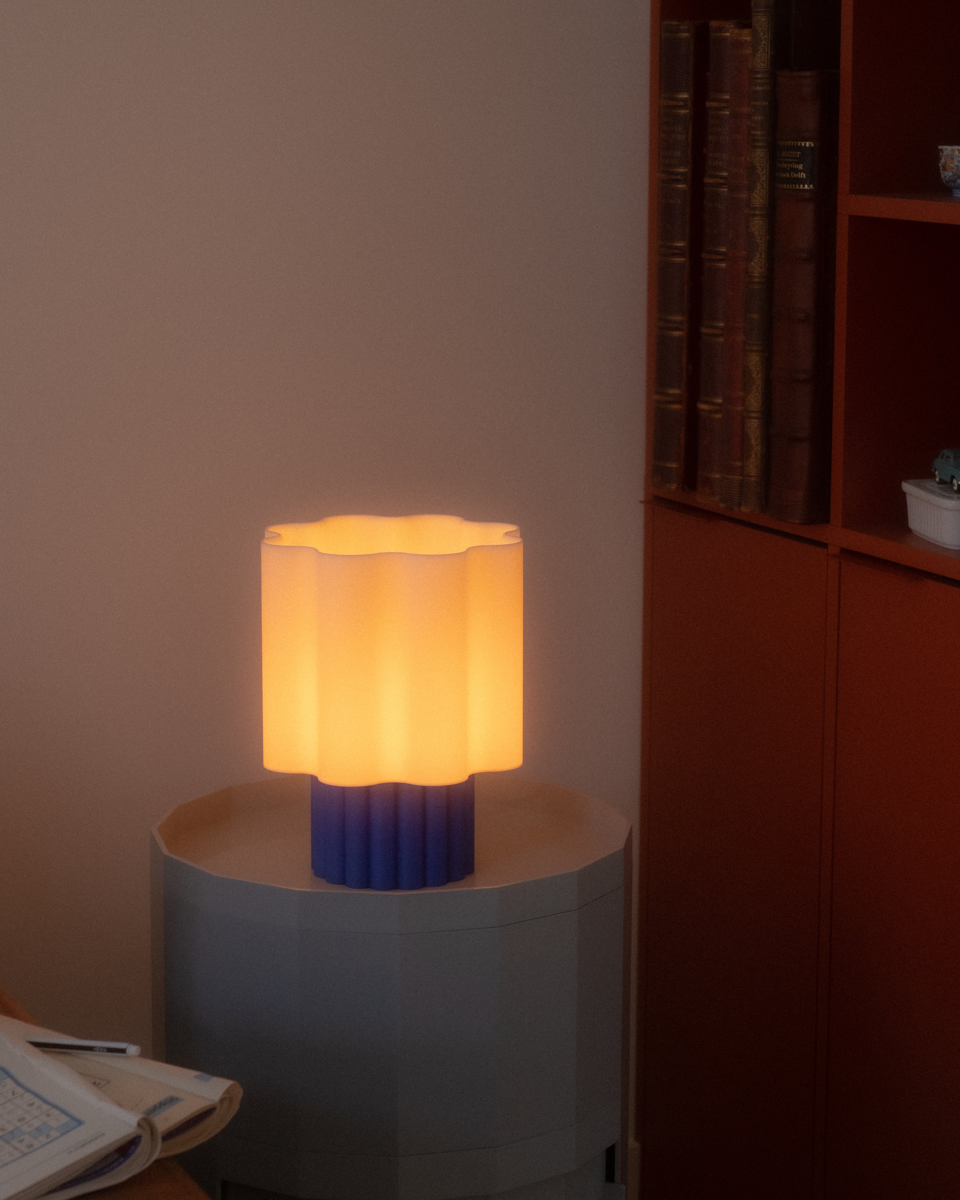 BLOOMÉ tafellamp - Wit / Kobaltblauw