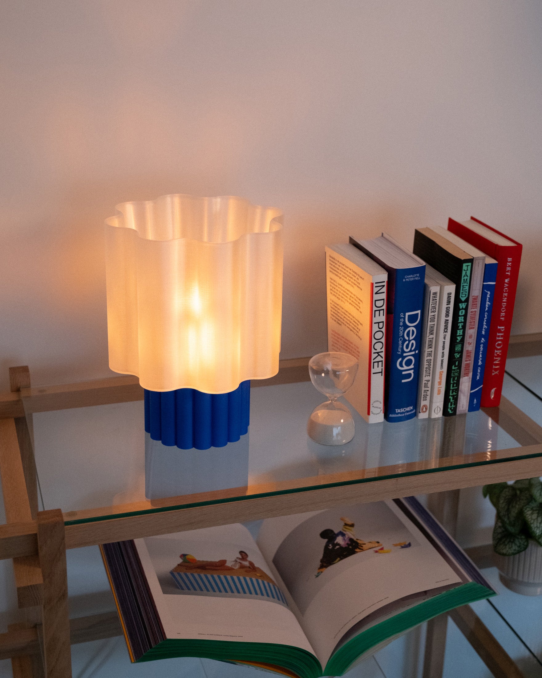 BLOOMÉ tafellamp - Parelmoer / Kobaltblauw