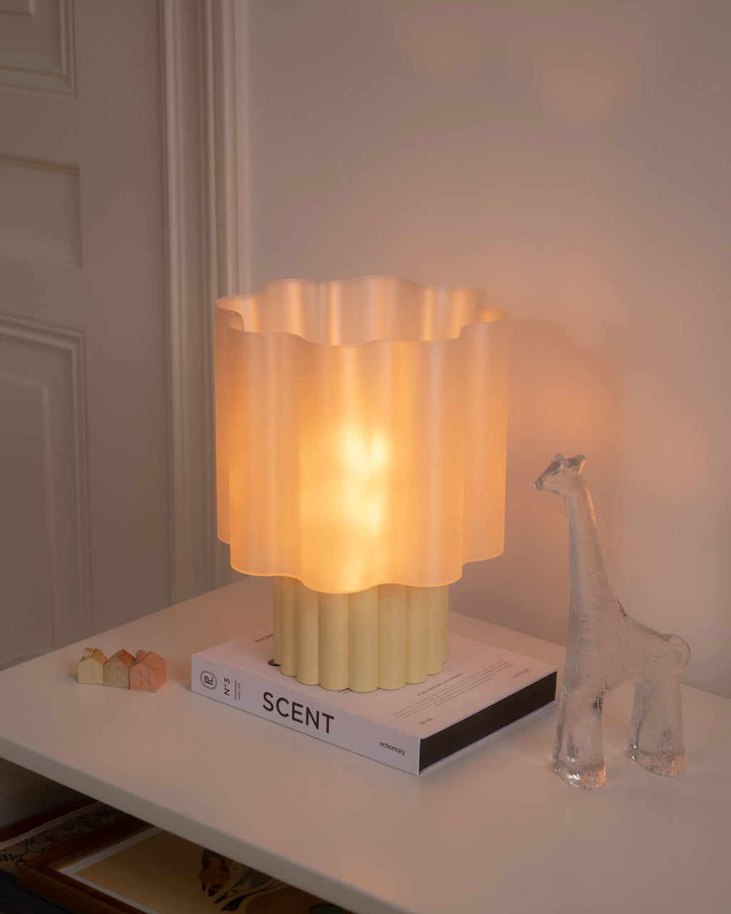 BLOOMÉ tafellamp - Parelmoer / Botergeel