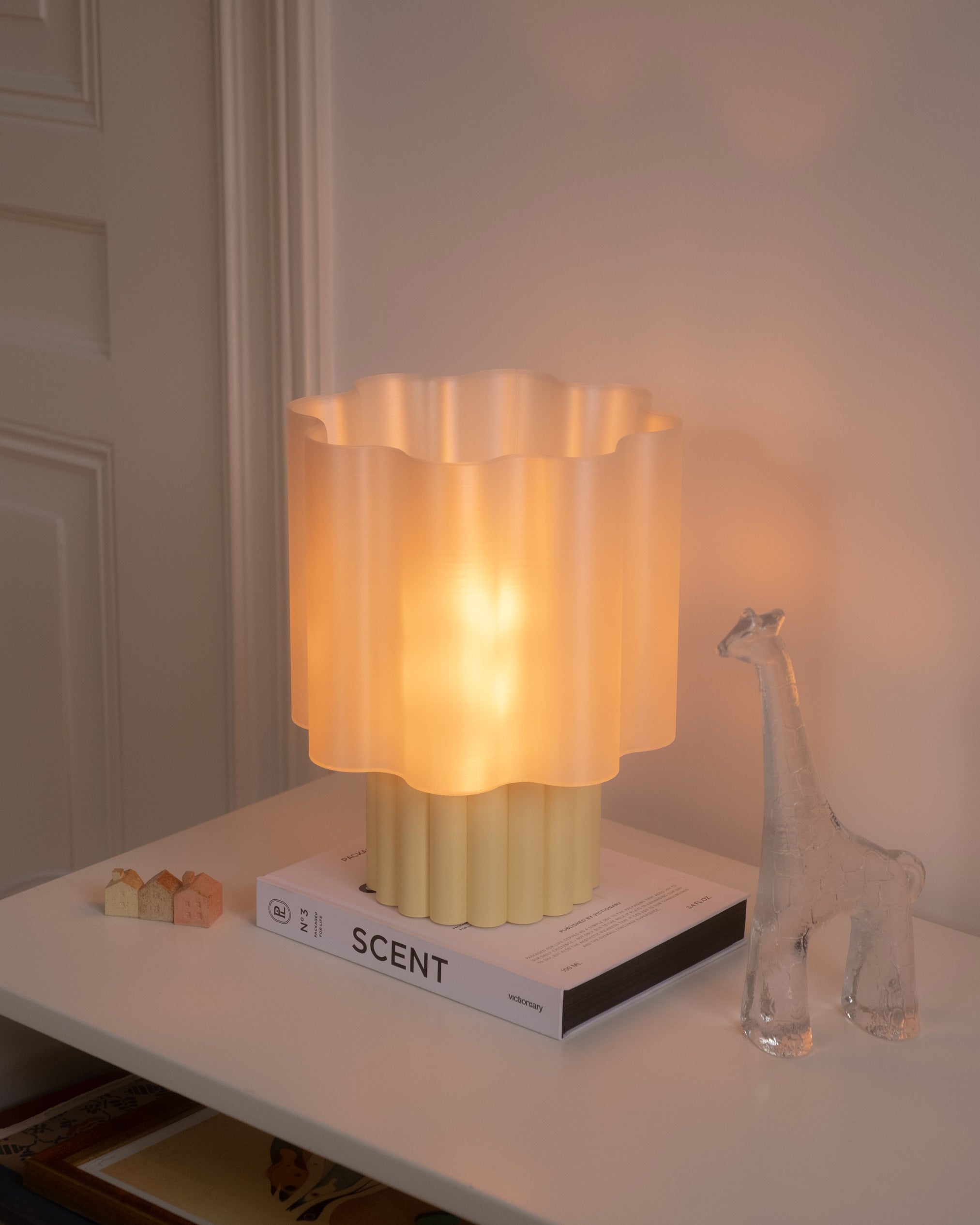 BLOOMÉ tafellamp - Parelmoer / Botergeel