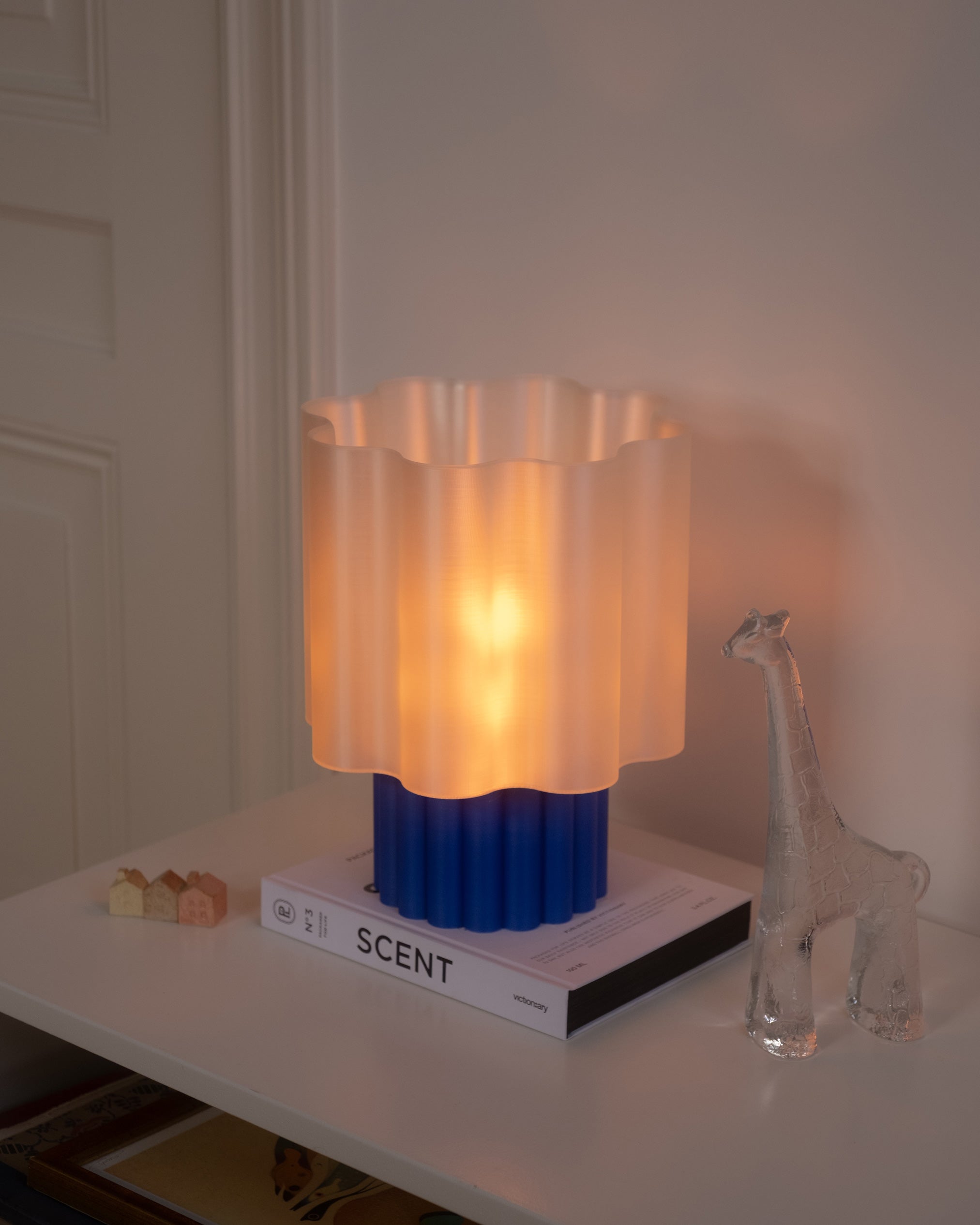 BLOOMÉ tafellamp - Parelmoer / Kobaltblauw