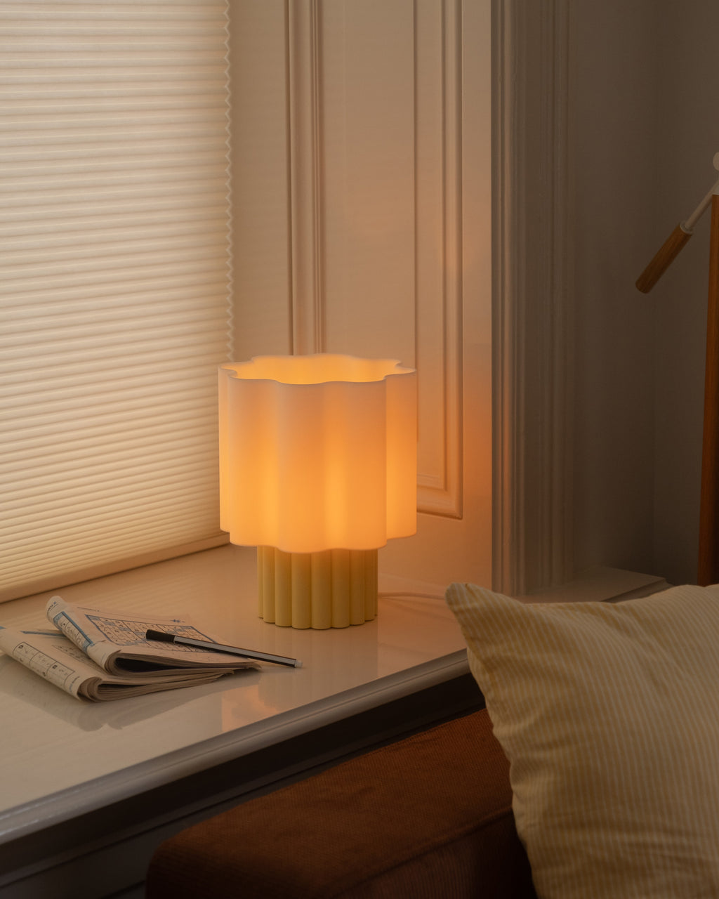 BLOOMÉ tafellamp - Wit / Botergeel